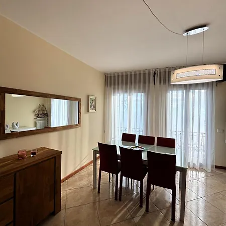 Casa Lungolago Garda (Verona)